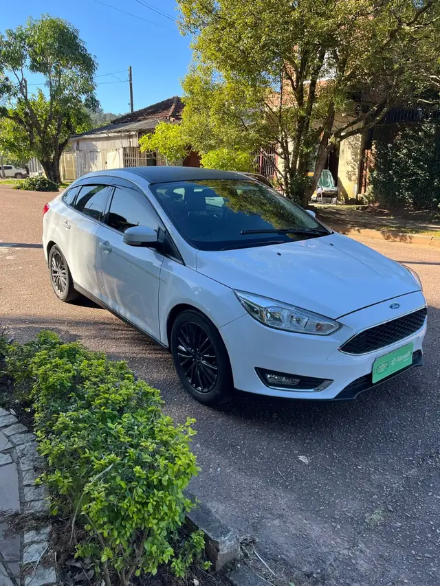 Carro Ford Focus Hatch 2017 SE Plus 2.0 PowerShift
