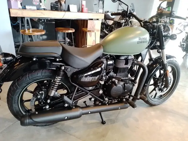 Carro Royal Enfield Meteor 350 2025 Fireball