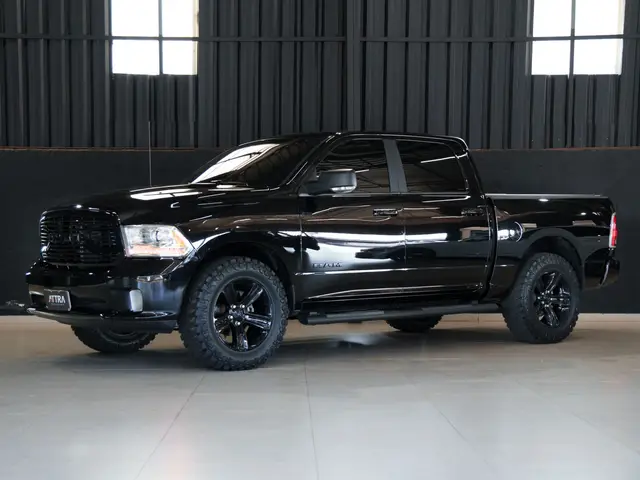 Carro RAM Classic 2023 Laramie Night Edition 5.7