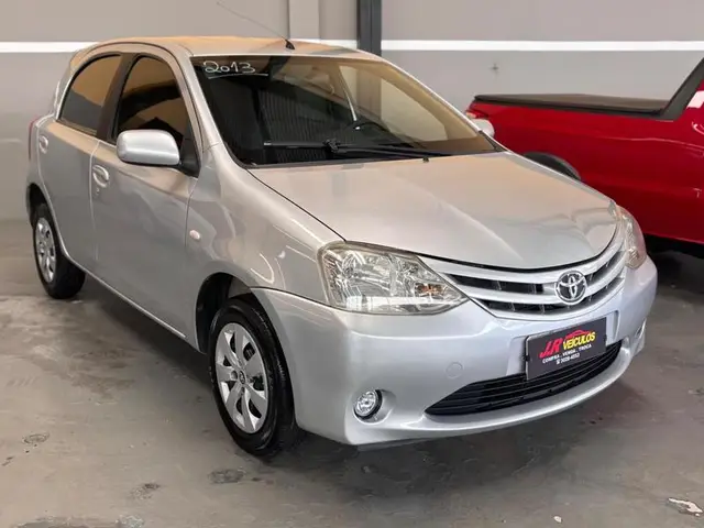 Carro Toyota Etios 2013 X 1.3 (Flex)