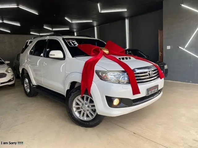 Carro Toyota Hilux SW4 2013 SRV 3.0 4X4 (7 Lugares)