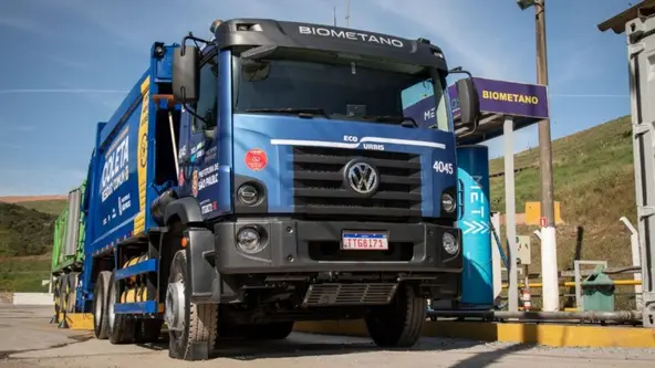 Caminhão que faz a coleta do lixo na cidade de São Paulo usa combustível renovável para rodar