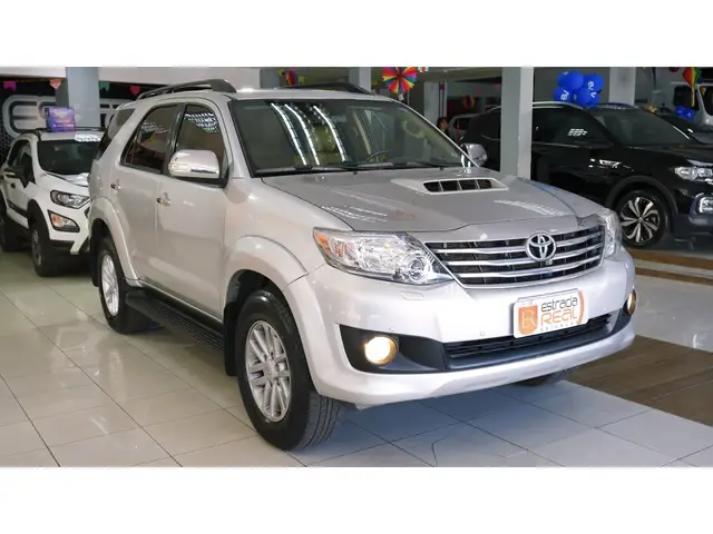 Carro Toyota Hilux SW4 2013 SRV 3.0 TDI 4X4 (5 Lugares)