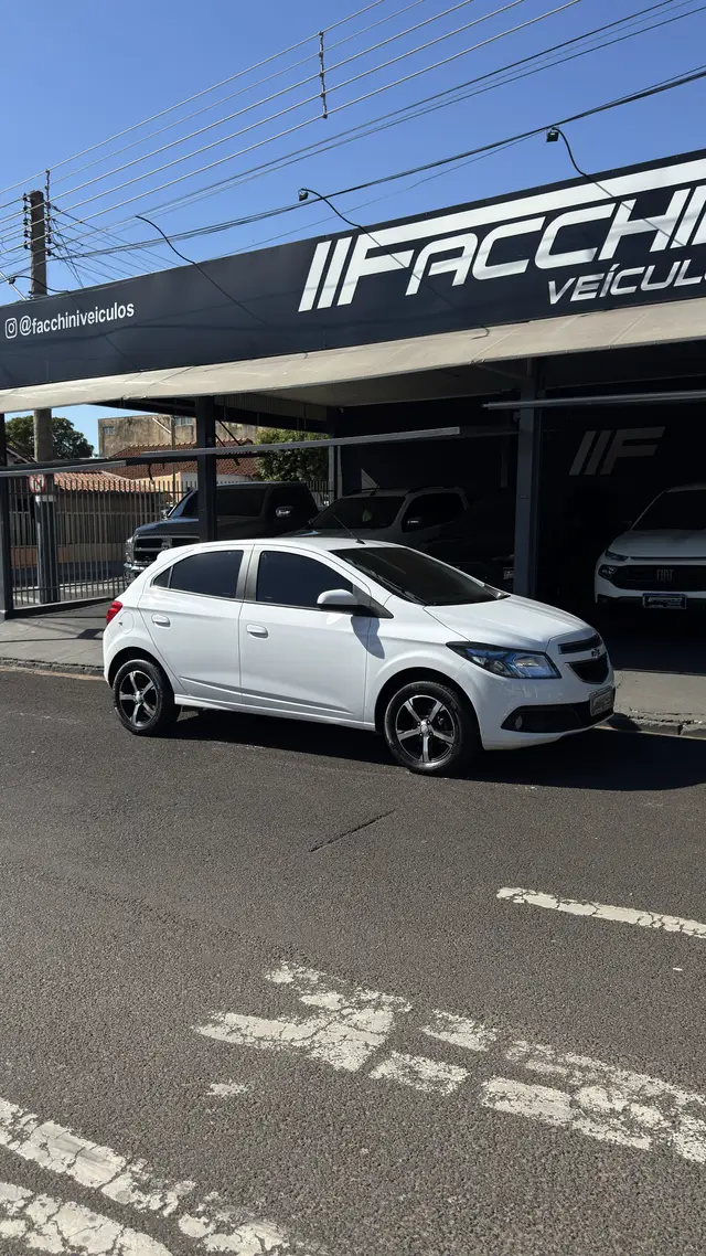 Carro Chevrolet Onix 2016 1.4 LT SPE/4 (Aut)