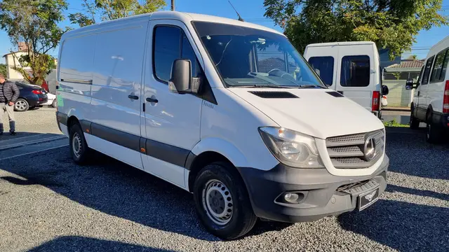 Carro Mercedes-Benz Sprinter 2018 Furgão 415 CDI  Teto Baixo 9m