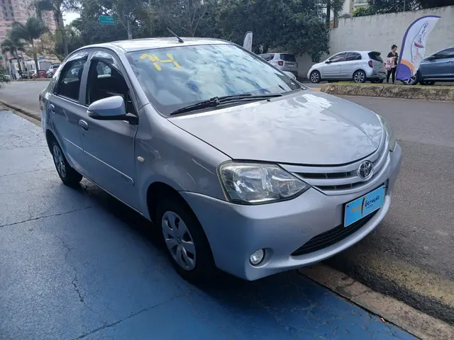 Carro Toyota Etios Sedan 2014 X 1.5 (Flex)