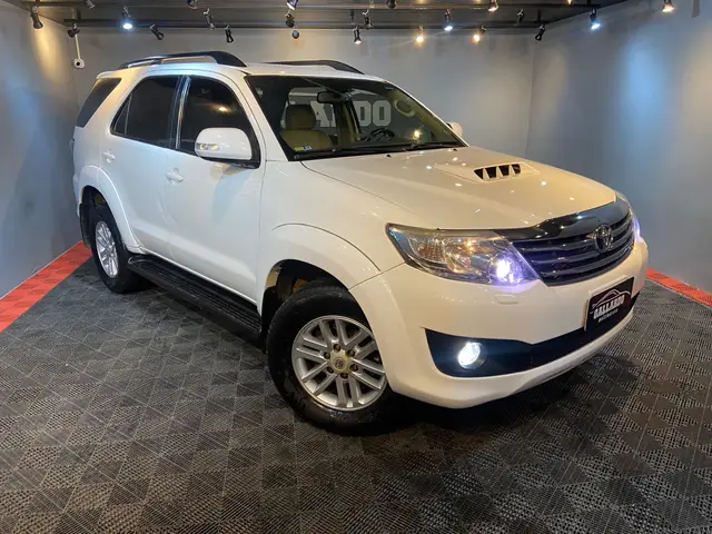 Carro Toyota Hilux SW4 2013 SRV 3.0 4X4 (7 Lugares)