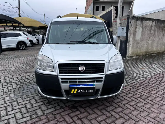 Carro Fiat Doblò 2011 HLX 1.8 16V (Flex)
