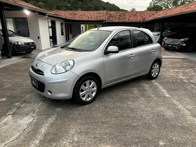 Carro Nissan March 2014 1.6 16V SV (Flex)