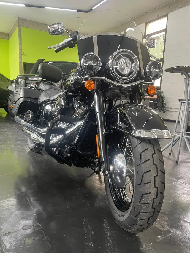 Moto Harley-Davidson Heritage 2018 CLASSIC FLHC/FLHCS