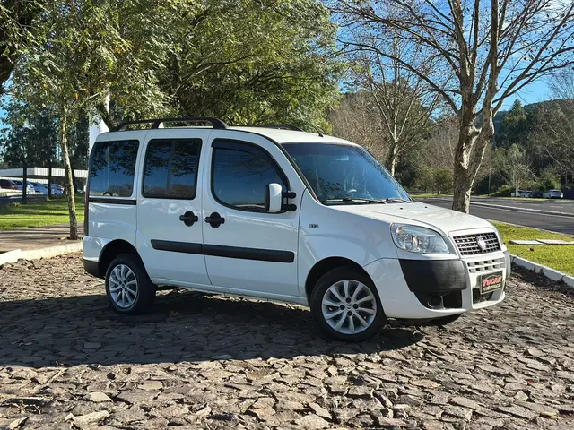 Carro Fiat Doblò 2018 Essence 1.8 7L (Flex)