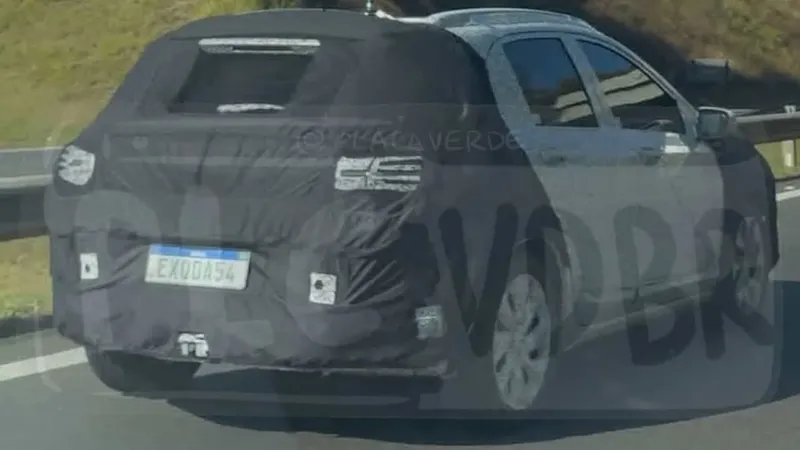 SUV do Chevrolet Onix é visto pela primeira vez e terá jeitão de Nivus