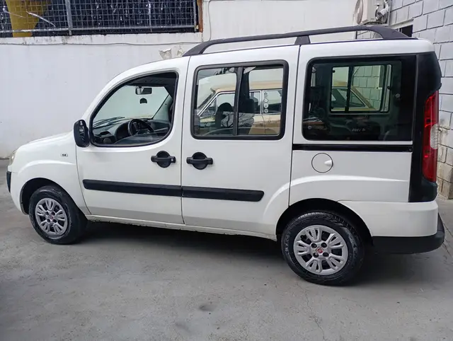 Carro Fiat Doblò 2012 Essence 1.8 16V (Flex)
