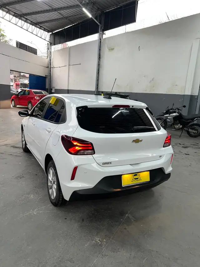 Carro Chevrolet Onix 2023 LT 1.0