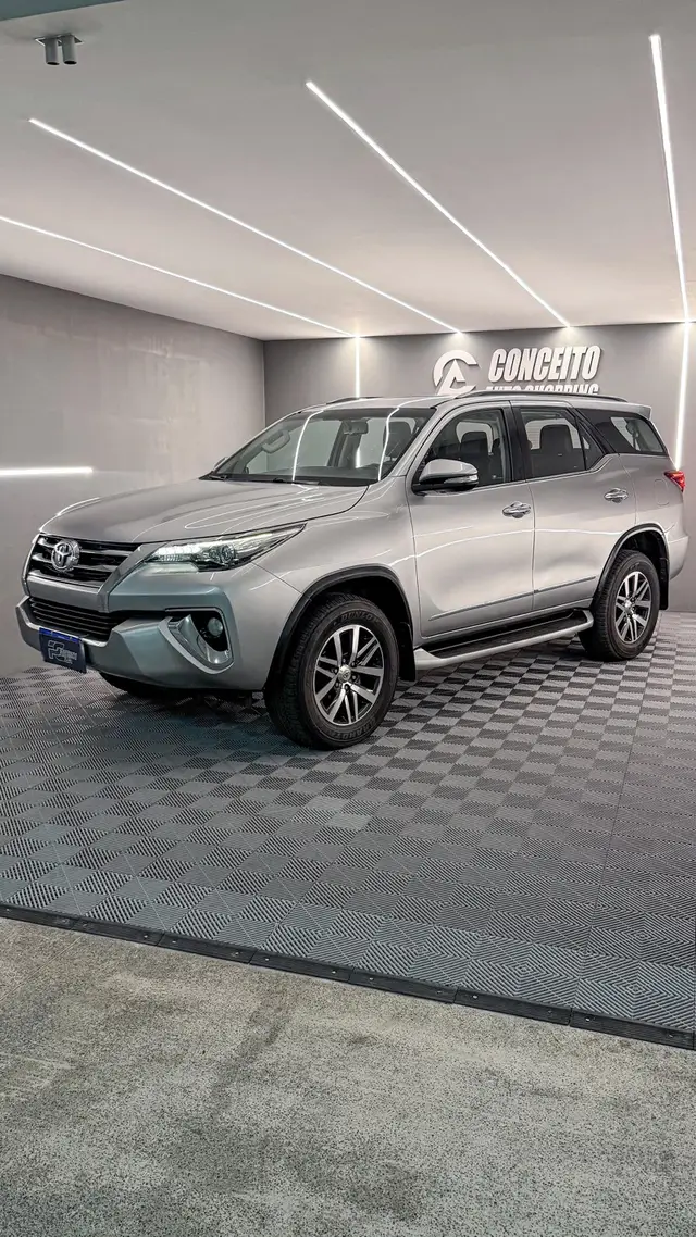 Carro Toyota SW4 2016 2.8 TDI SRX 5L 4x4 (Aut)