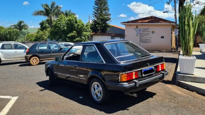 Ford Escort Ghia era versão de luxo do hatch que antecipou chegada do XR3