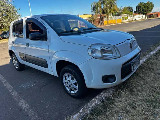 Carro Fiat Uno 2014 Vivace College 1.0 8V (Flex) 4p