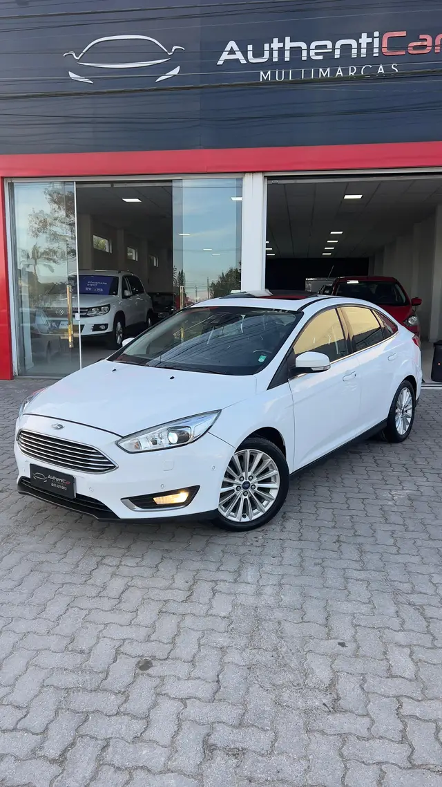 Carro Ford Focus Hatch 2016 Titanium Plus 2.0 PowerShift