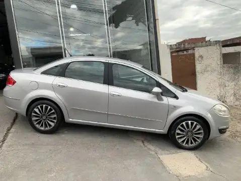 Carro Fiat Linea 2015 Absolute 1.8 16V Dualogic (Flex)