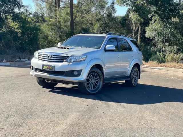 Carro Toyota Hilux SW4 2013 SRV 3.0 4X4 (7 Lugares)
