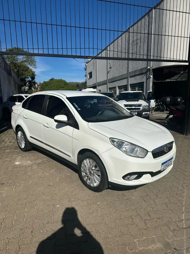 Carro Fiat Grand Siena 2016 Essence 1.6 16V (Flex)