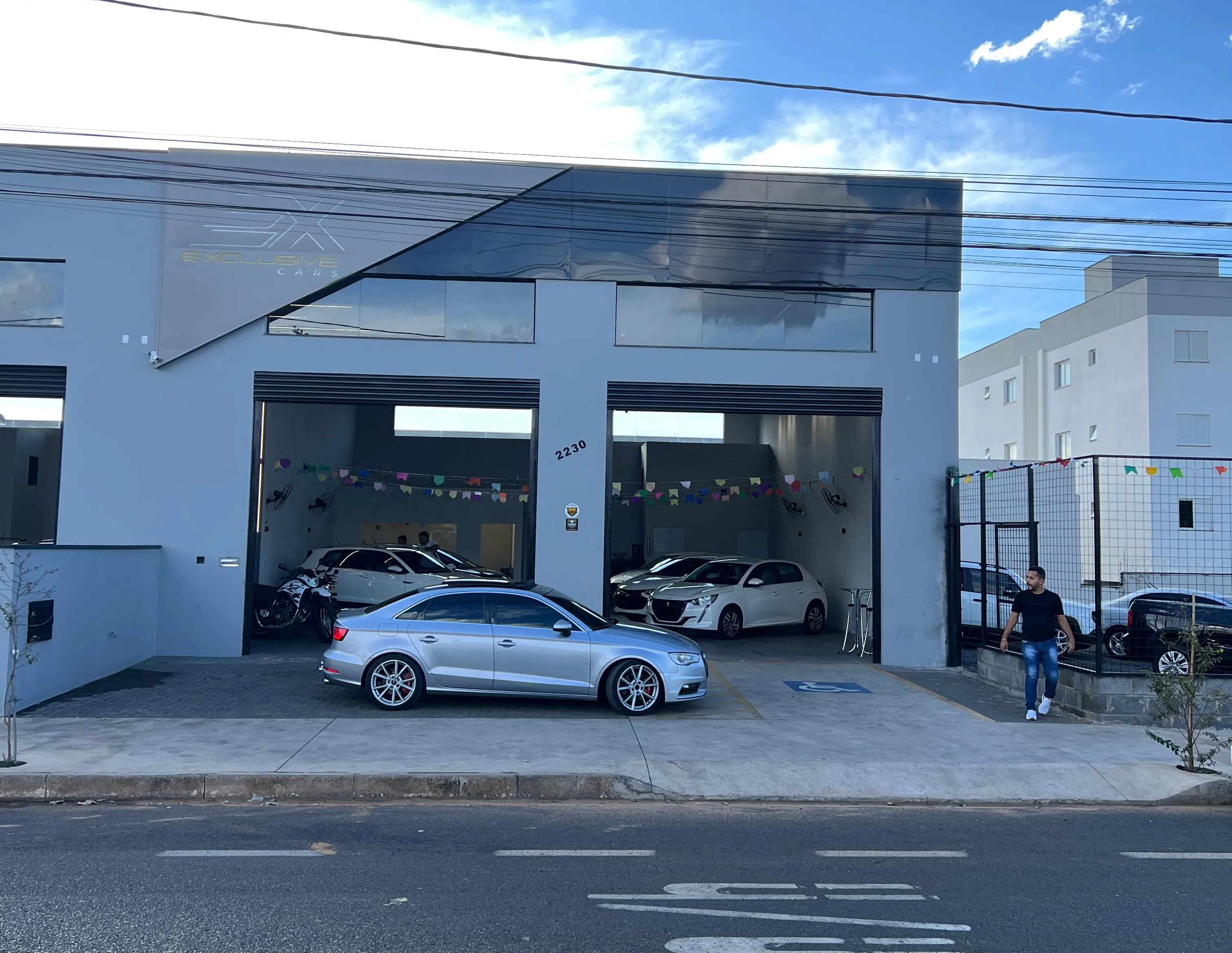 Fachada da loja Veículos à venda em Exclusive Cars - Uberlândia - MG | Mobiauto