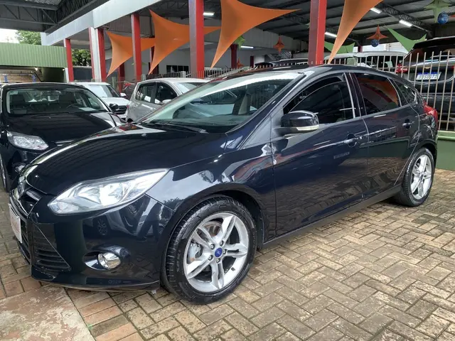 Carro Ford Focus Sedan 2015 SE 2.0 16V PowerShift (Aut)