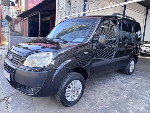 Carro Fiat Doblò 2011 HLX 1.8 16V (Flex)