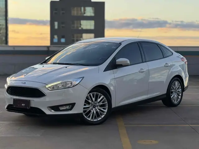 Carro Ford Focus Hatch 2017 SE Plus 2.0 PowerShift