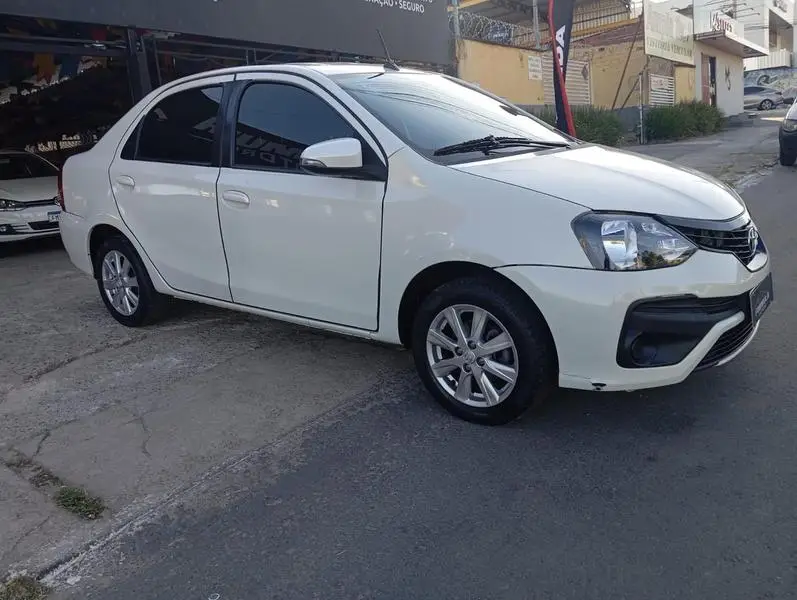 Toyota Etios Sedan X Plus 1.5 (Flex)