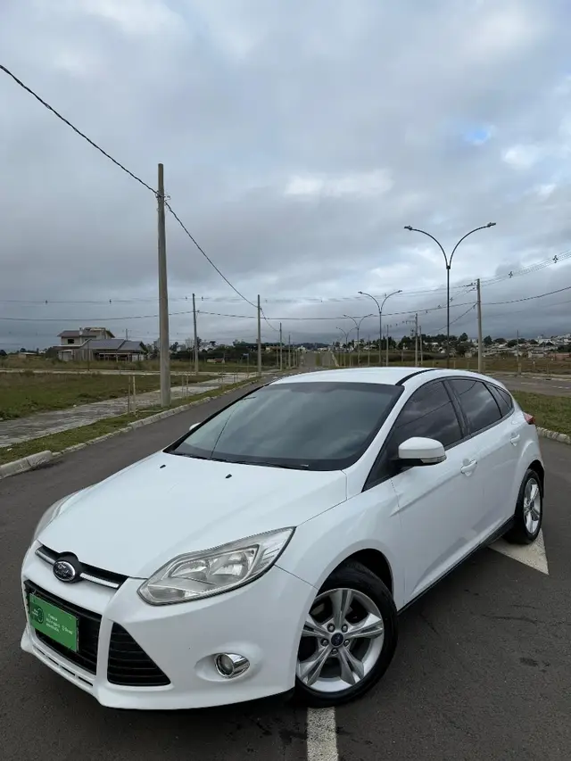 Carro Ford Focus Hatch 2015 SE 1.6 16V TiVCT PowerShift