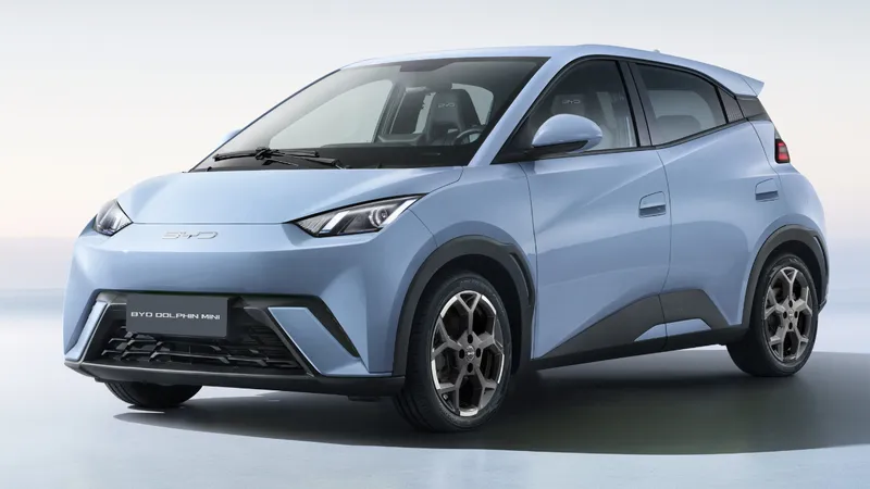 BYD Dolphin Mini 2026 é azul, tem novidades na central e fica mais barato