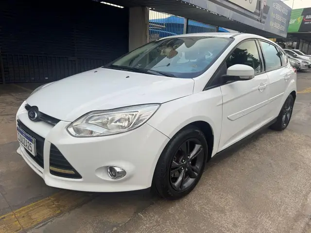 Carro Ford Focus Hatch 2015 SE 1.6 16V TiVCT PowerShift