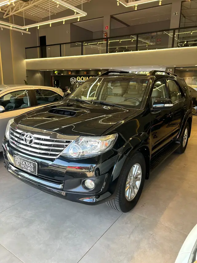 Carro Toyota Hilux SW4 2013 SRV 3.0 4X4 (7 Lugares)