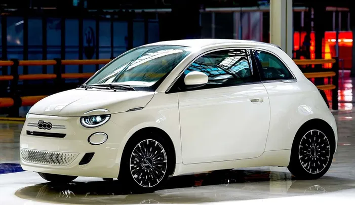 Nova configuração mild-hybrid é fabricada na Itália com motor 1.0 a combustão e promete custo quase 50% menor que o 500 elétrico 