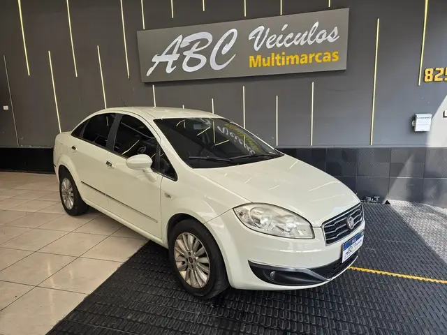 Carro Fiat Linea 2015 Essence 1.8 16V (Flex)