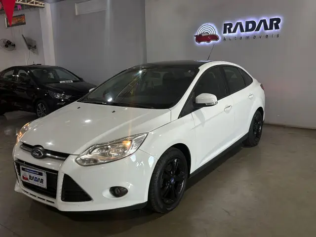 Carro Ford Focus Sedan 2015 SE 2.0 16V PowerShift (Aut)
