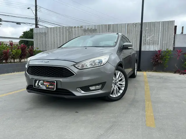 Carro Ford Focus Hatch 2017 SE Plus 2.0 PowerShift