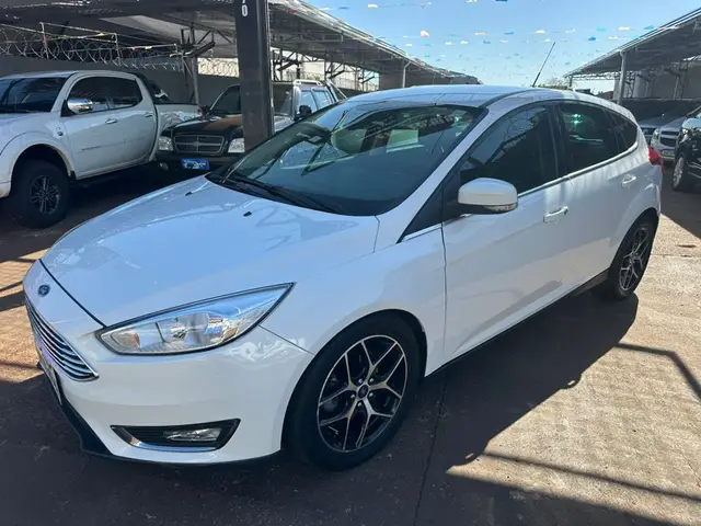 Carro Ford Focus Sedan 2016 Titanium Plus 2.0 PowerShift (Aut)