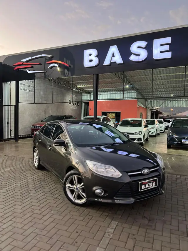 Carro Ford Focus Sedan 2015 SE 2.0 16V PowerShift (Aut)