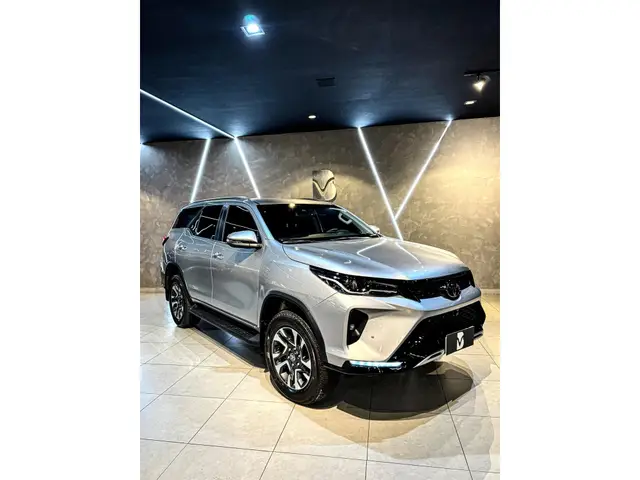 Carro Toyota SW4 2024 SRX Platinum 2.8 Turbodiesel 4x4 (Aut.) (7 Lugares)