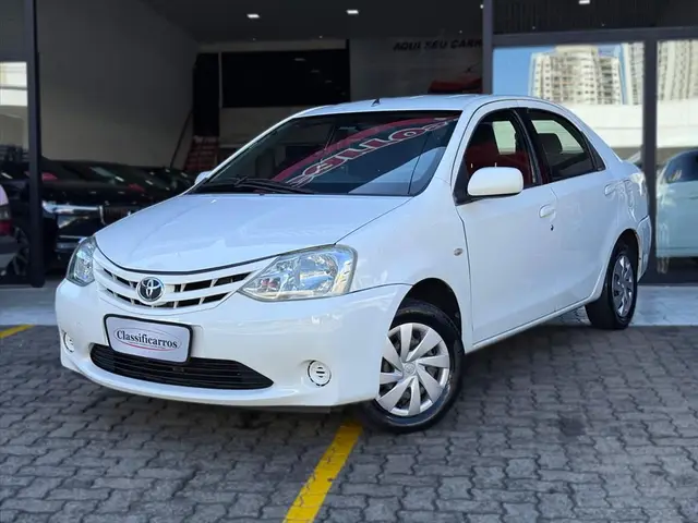 Carro Toyota Etios Sedan 2013 XS 1.5 (Flex)