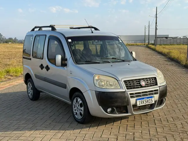 Carro Fiat Doblò 2011 HLX 1.8 16V (Flex)