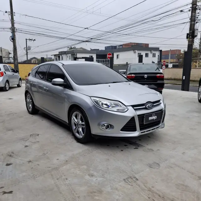 Carro Ford Focus Hatch 2015 SE Plus 2.0 16V PowerShift