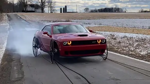 Youtubers norte-americanos trocam rodas de 20 polegadas do "Dodjão" por rodas de carroça (literalmente) e viralizam na internet