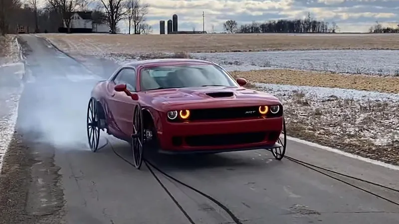 Carroça de 700 cv: o bizarro Challenger Hellcat com rodas de charrete