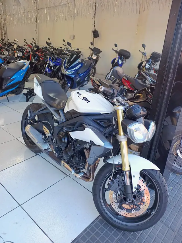 Moto Triumph Street Triple 675 2015 675 (ABS)