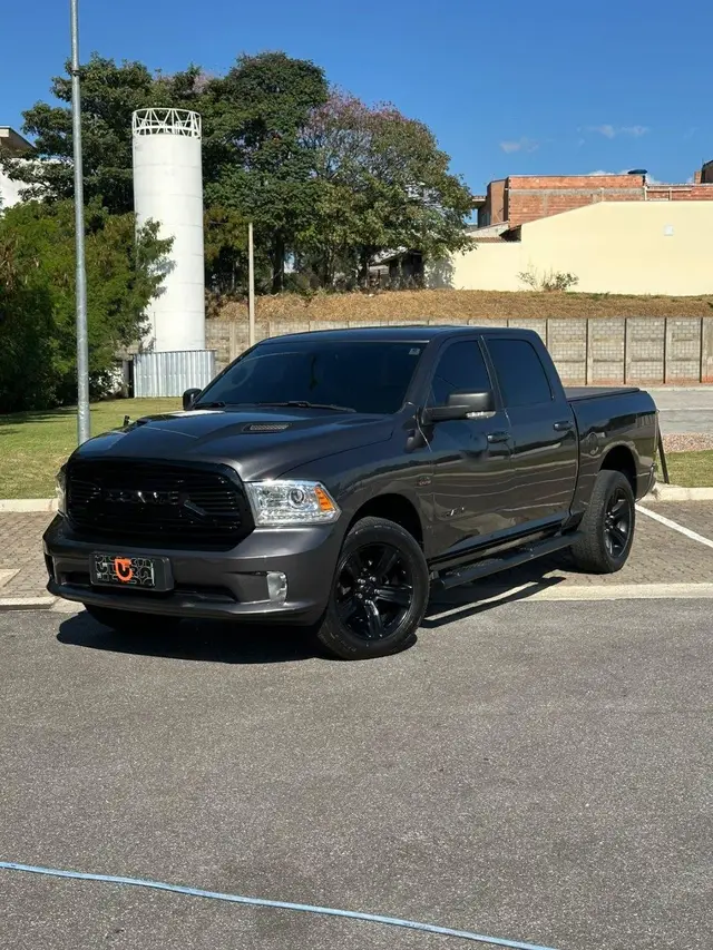 Carro RAM Classic 2022 Laramie Night Edition 5.7