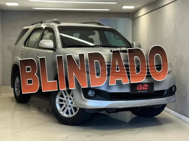Carro Toyota Hilux SW4 2013 SRV 3.0 4X4 (7 Lugares)