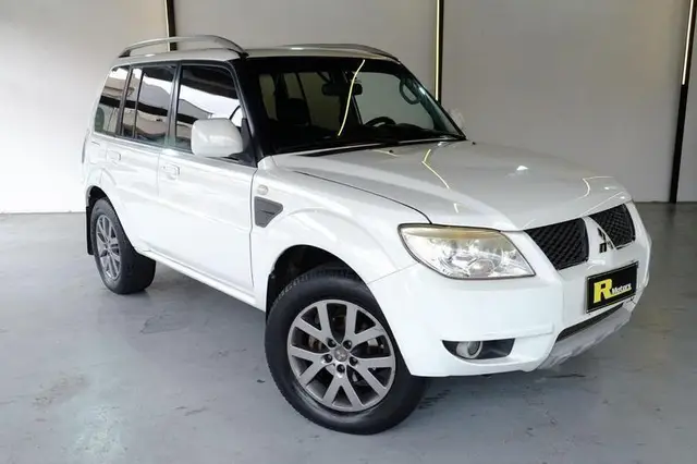Carro Mitsubishi Pajero TR4 2013 2.0 16V 4x2 (Flex)